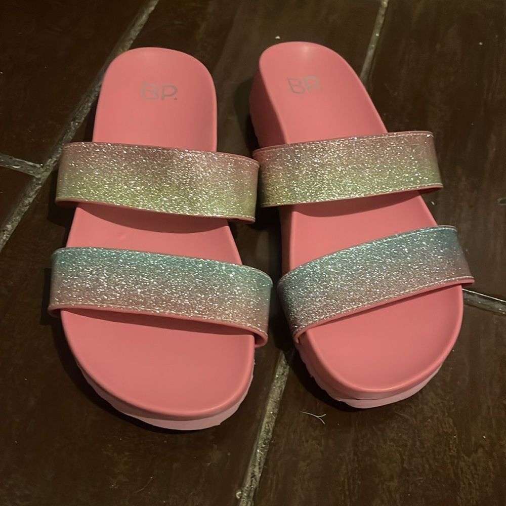 GIRLS BP WOMENS SZ4 GIRLS Be Proud Sawyer Slide Sandal In Pink Rainbow